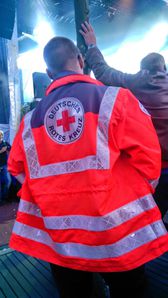 Foto: Pflegekraft beim Spaziergang mit einem Senioren.